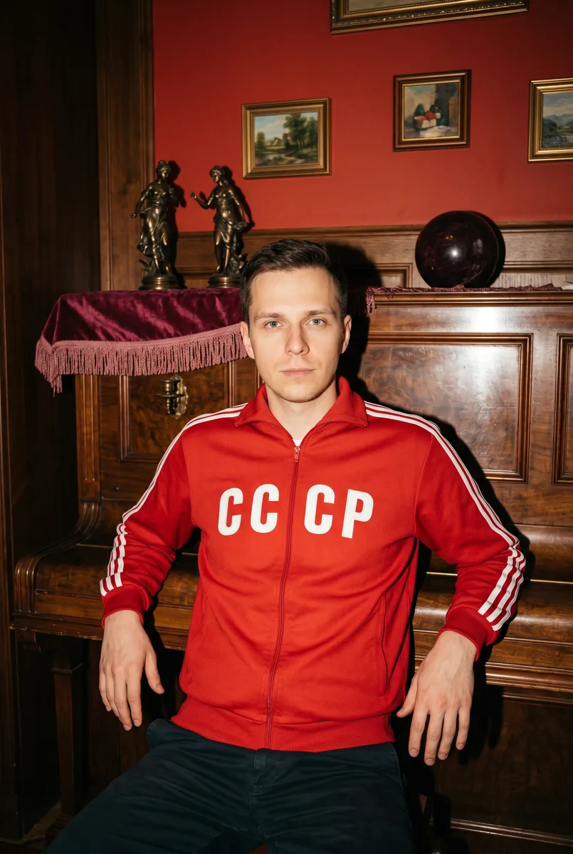 Фото в красной олимпийке СССР нейросетью — пример обработки фото нейросетью