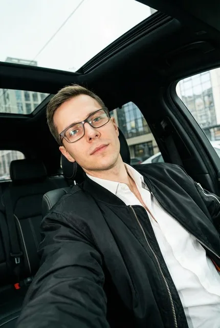 Портрет за рулем автомобиля