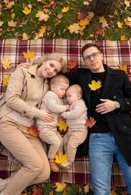 Семейный портрет на клетчатом пледе