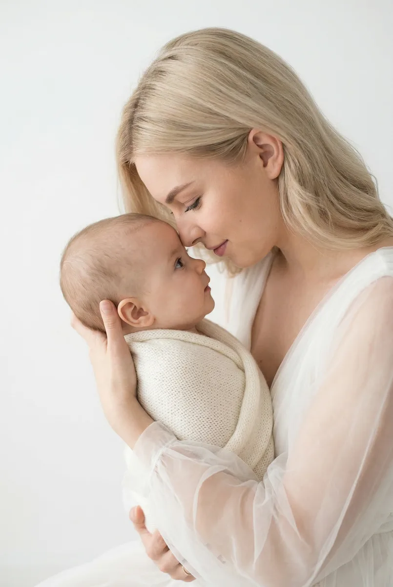 Портрет матери и младенца в пастельных тонах по фото — пример обработки фото нейросетью