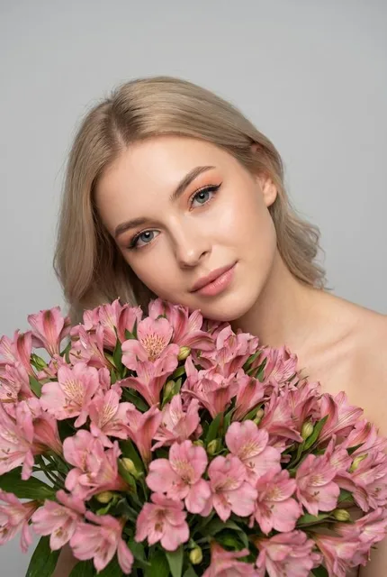 Нежный портрет с букетом из розовых альстромерий