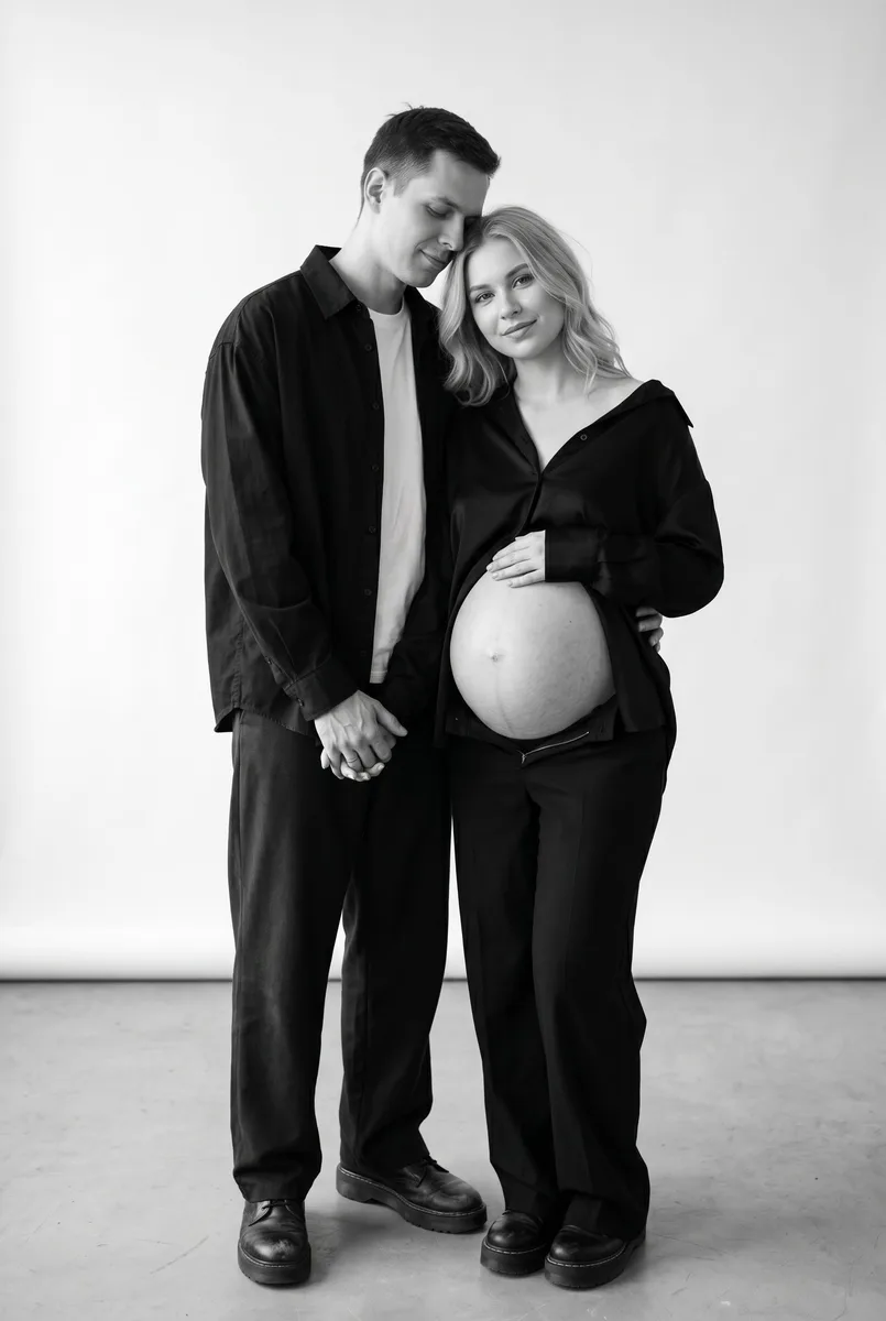 Чёрно-белая фотосессия будущих родителей по вашему фото — пример обработки фото нейросетью
