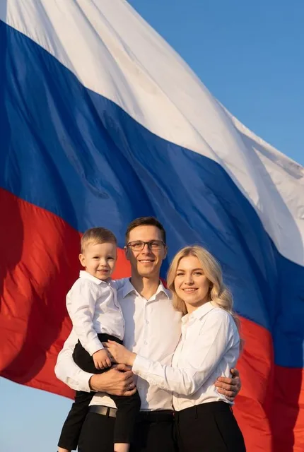 Семейное фото на фоне флага в рубашках