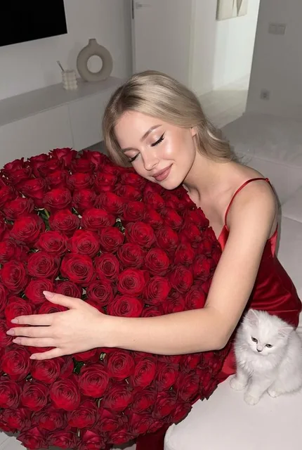 С красными розами
