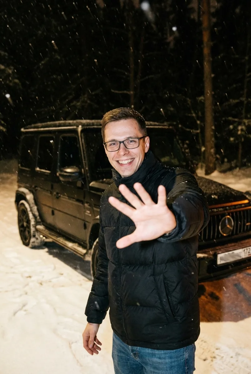 Фотография в лесу на фоне Mercedes — пример обработки фото нейросетью