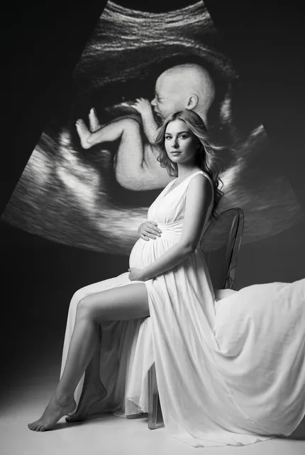Чёрно-белая фотосессия беременной женщины