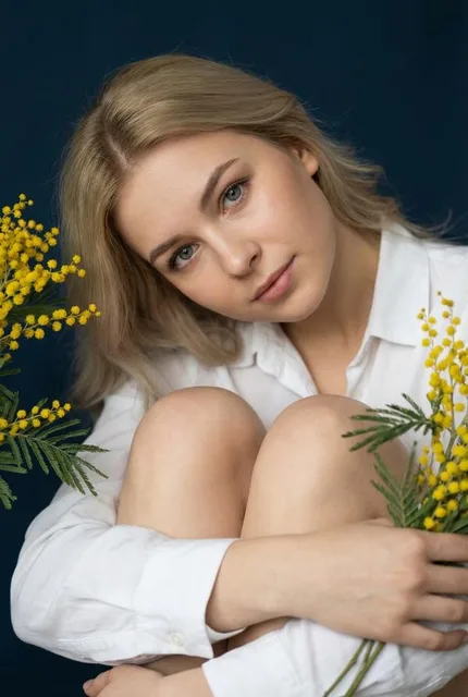 Портрет на синем фоне с мимозой