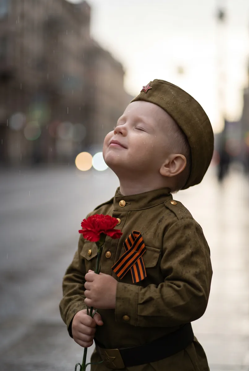 Портрет ко Дню Победы в военной форме под дождём по фото — пример обработки фото нейросетью