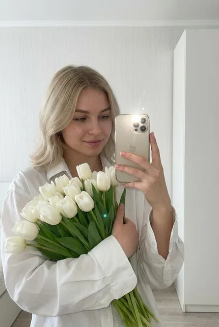 Селфи в зеркале с тюльпанами