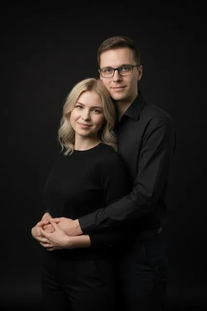 Парный портрет на черном фоне