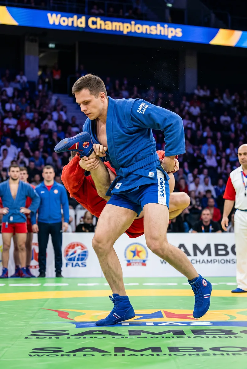 В образе самбиста — пример обработки фото нейросетью