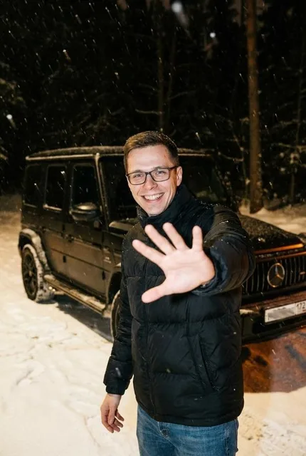 Фотография в лесу на фоне Mercedes