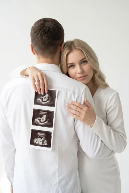 Студийная фотосессия будущих родителей
