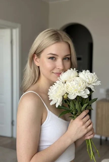 Нежный кадр с букетом белых пионов