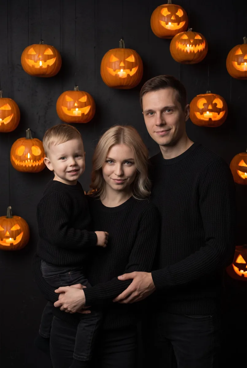 Фотосессия на Хэллоуин со светящимися тыквами по фото — пример обработки фото нейросетью