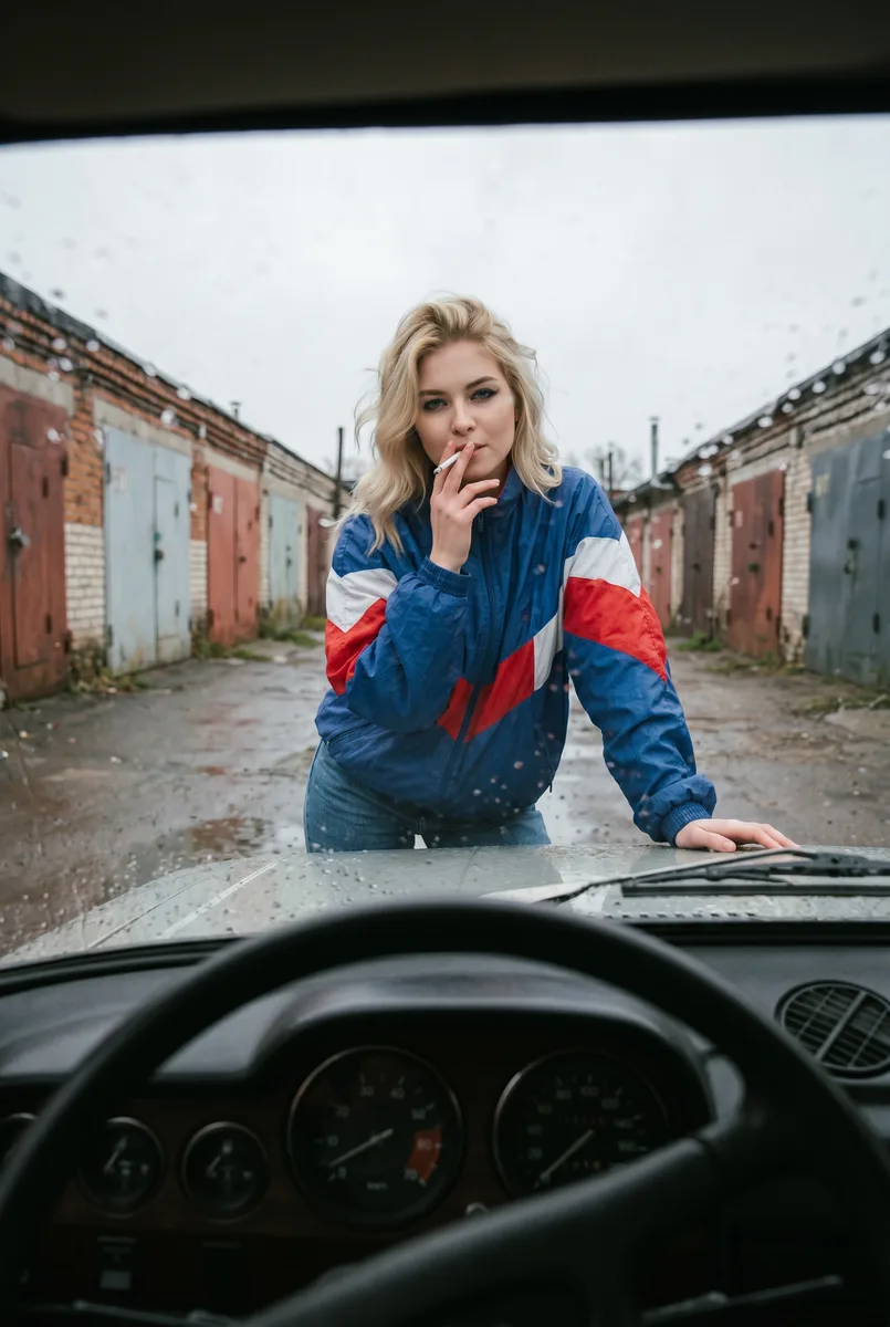 Фото у капота старого авто с сигаретой нейросетью — пример обработки фото нейросетью