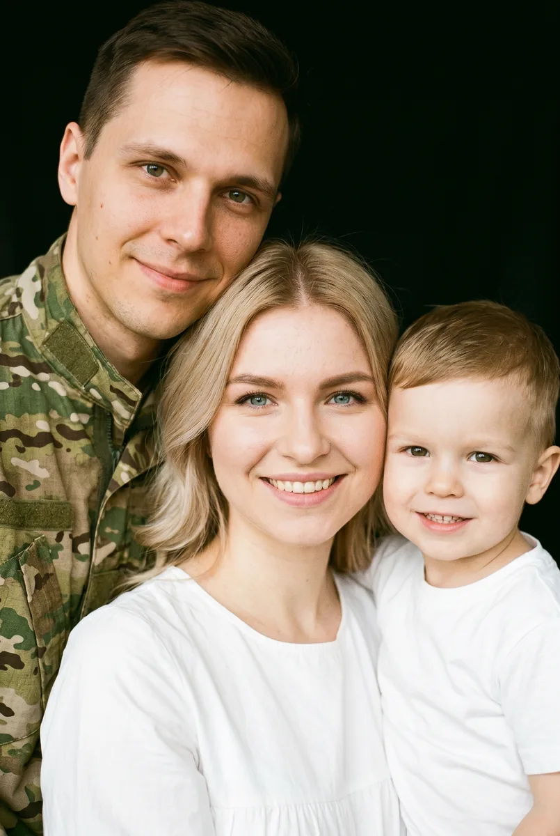 Семейное фото с отцом-военным по вашему снимку — пример обработки фото нейросетью