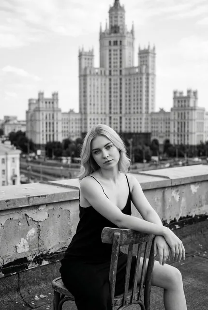 Чёрно-белый кинематографический портрет на фоне московских высоток