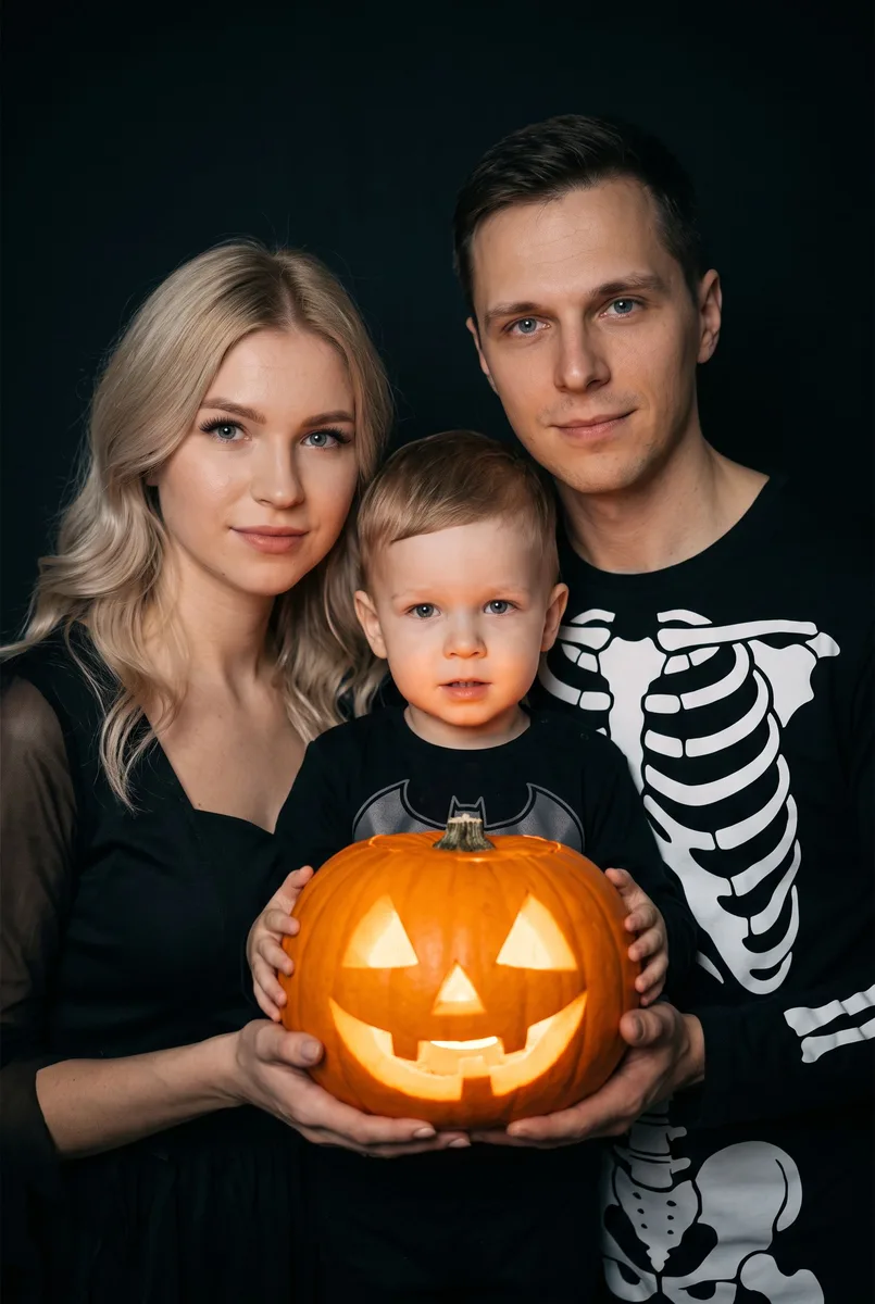 Портрет в костюме на Хэллоуин с тыквенным фонарём по фото — пример обработки фото нейросетью
