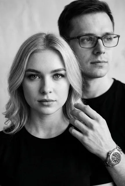 Чёрно-белый кинематографический кадр пары