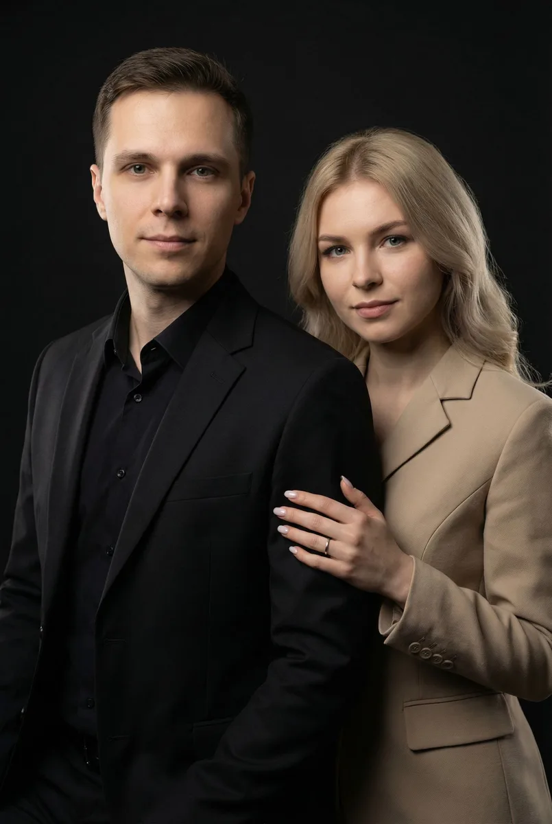 Парная студийная фотосессия на монотонном фоне — пример обработки фото нейросетью