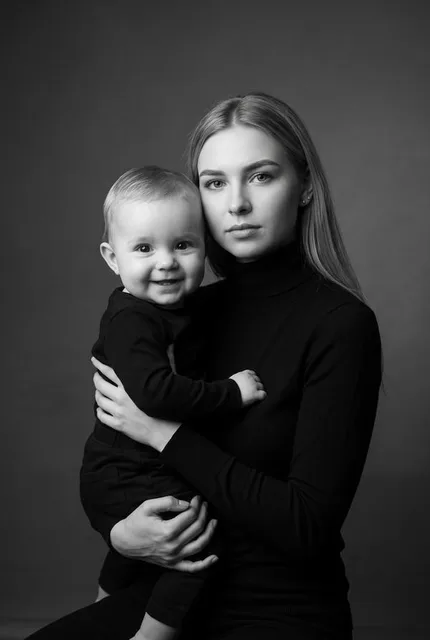 Семейная фотосессия в чёрно-белом стиле: мама и младенец