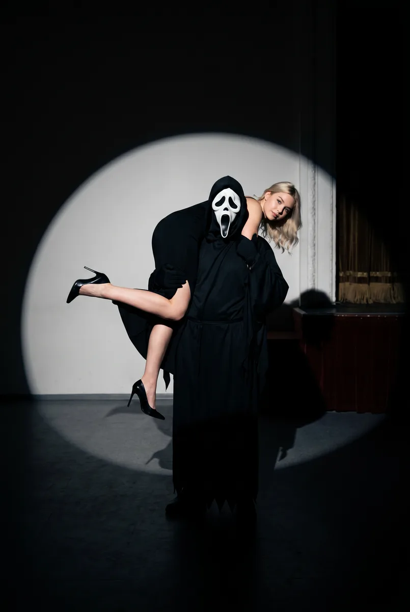 Образ с Ghostface из «Крика» на Хэллоуин — пример обработки фото нейросетью