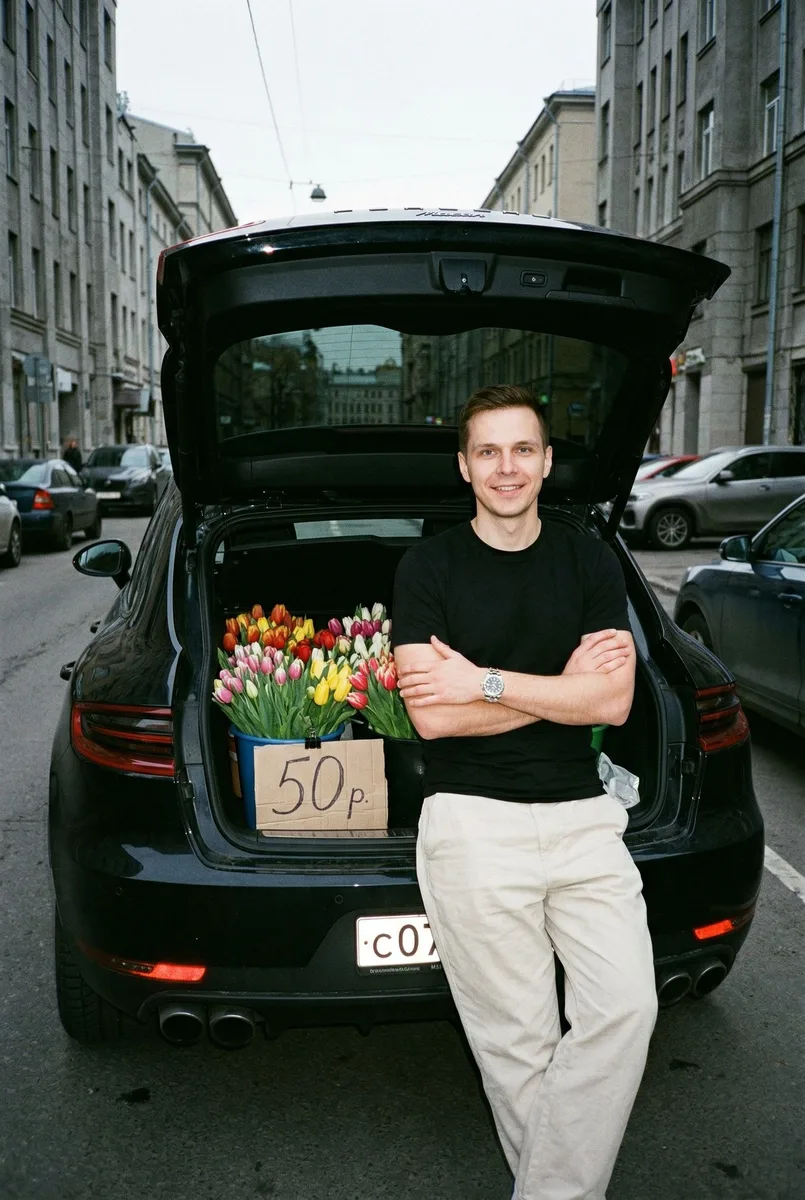 Фото мужчины с тюльпанами у Porsche нейросетью — пример обработки фото нейросетью